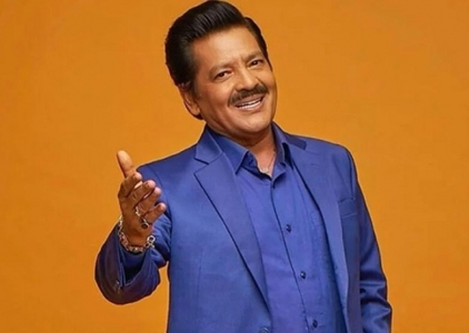 মঞ্চে নারীভক্তকে চুমু