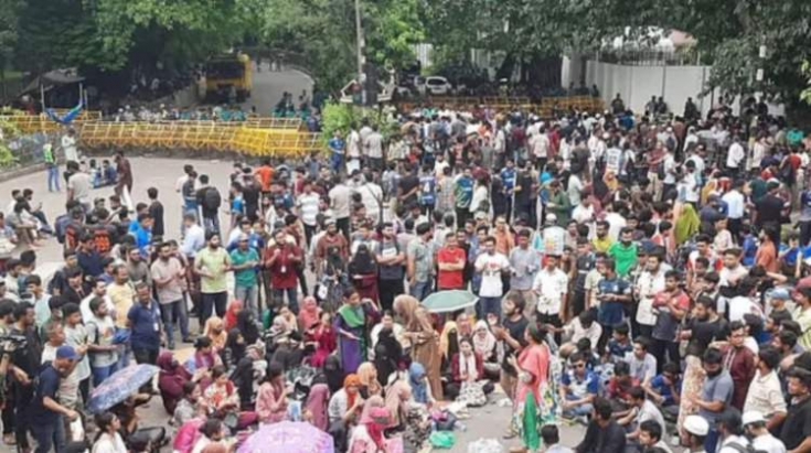 কাকরাইল মোড়ে অবস্থান জগন্নাথের আন্দোলনকারীরা  কাকরাইল মোড়ে অবস্থান জগন্নাথের আন্দোলনকারীরা