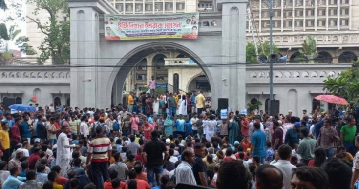 ‘ব্লকেড’ কর্মসূচি চলছে, উত্তাল নগর ভবন এলাকা ‘ব্লকেড’ কর্মসূচি চলছে, উত্তাল নগর ভবন এলাকা