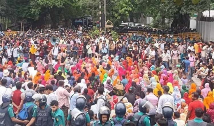 পোশাক শ্রমিকদের ‘মার্চ টু যমুনা’: পুলিশের বাধা  পোশাক শ্রমিকদের ‘মার্চ টু যমুনা’: পুলিশের বাধা